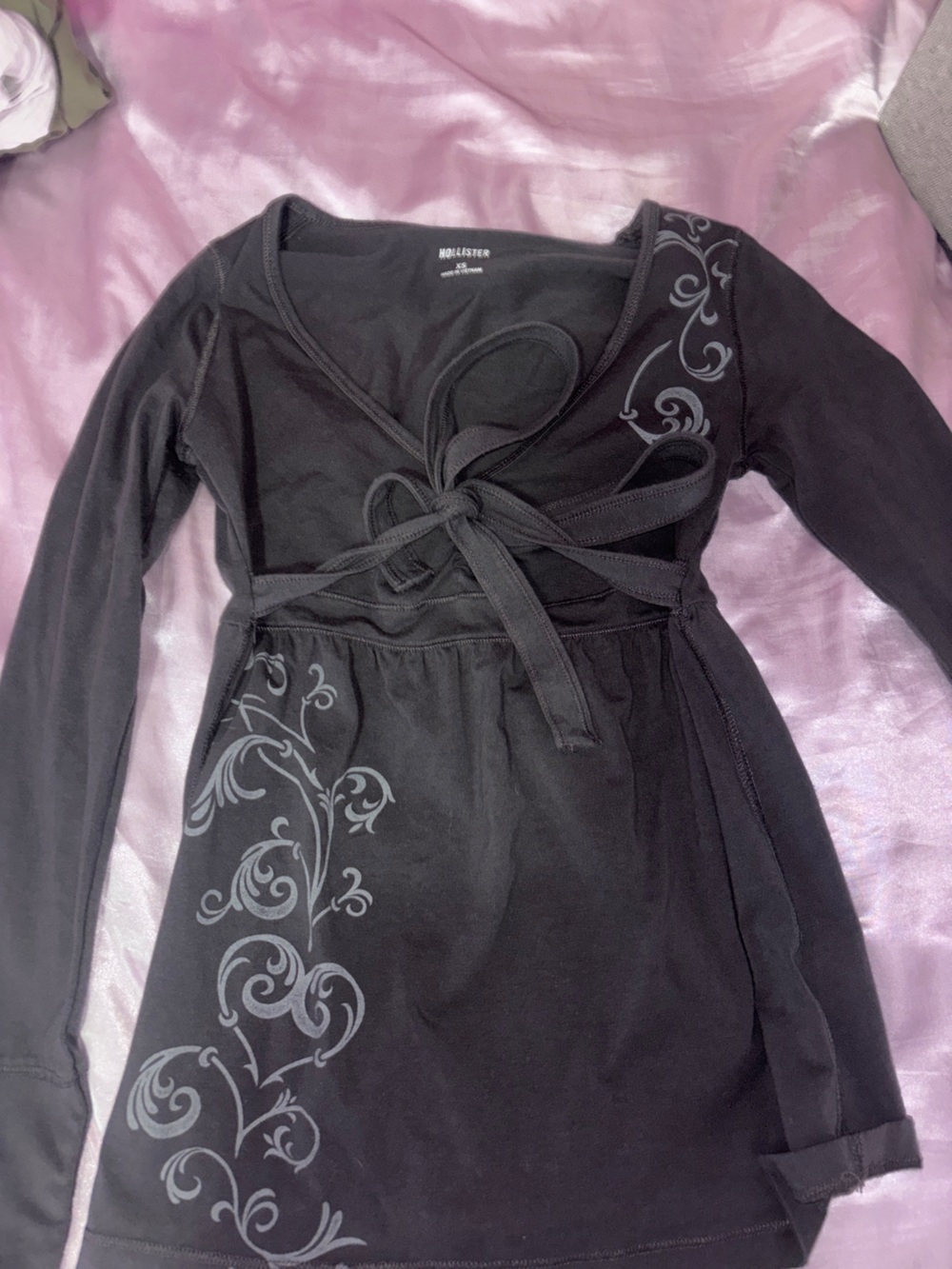 Hollister Black Long-Sleeve Tie-Front Tunic with Gray Scroll Print